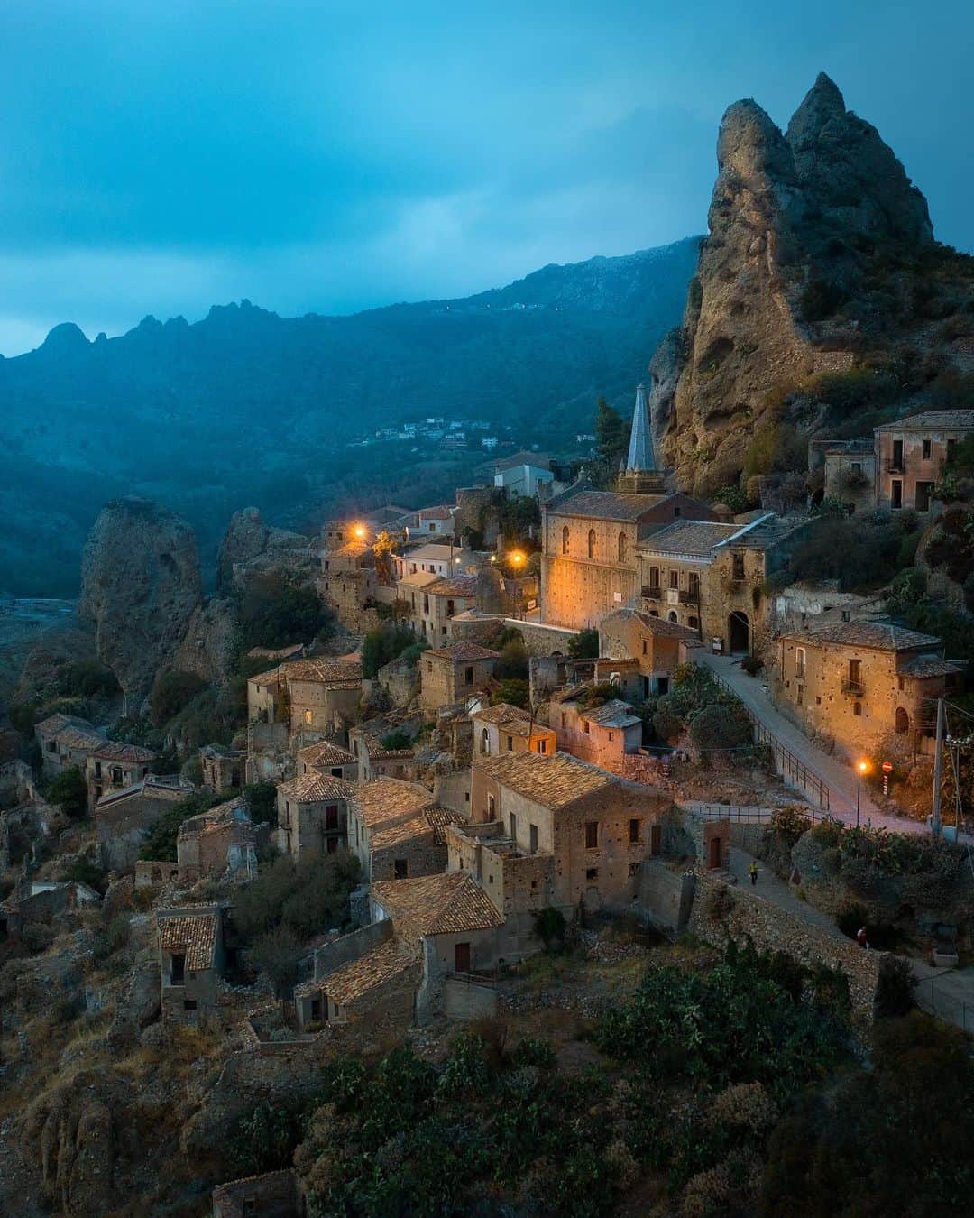 Simone Bramanteのインスタグラム：「{ Pentedattilo } • I Went down to Calabria to look and explore this small empty jewel. Spent two night ALONE here, to feel the vibes of this ghost town. There is just a 13 years-old black cat who lives here. Less then 10 mins from the coast, 30 mins from Reggio Calabria, it’s unbelievable people left their hometown in the last Century. The good news is that a slow but new rebirth is waiting for him, also thanks to Art through its Film Festival. I'm around Italy as always, this time with @playstationit for #DeathStranding looking for small communities to reconnect with the rest of the World. . 🇮🇹 • Sono arrivato giù in Calabria per esplorare Pentedattilo, un piccolo gioiello abbandonato. Ho speso due notti in paese, DA SOLO, per sentire le sue vibrazioni. In mia compagnia una gatta di 13 anni che vive qui da sola. Meno di 10 minuti dalla costa, 30 minuti da Reggio Calabria, è incredibile che si sia spopolato. La buona notizia è che sta vivendo una lenta ma nuova rinascita, anche grazie agli artisti che passano di qui e al suo Film Festival. Sono in giro per l’Italia come sempre, questa volta insieme a @playstationit per #DeathStranding, cercando piccole comunità del territorio da riconnettere con il resto del Paese. Per saperne di più segui il mio percorso sulle IG Stories e scopri come segnalare altri paesi da riconnettere.」