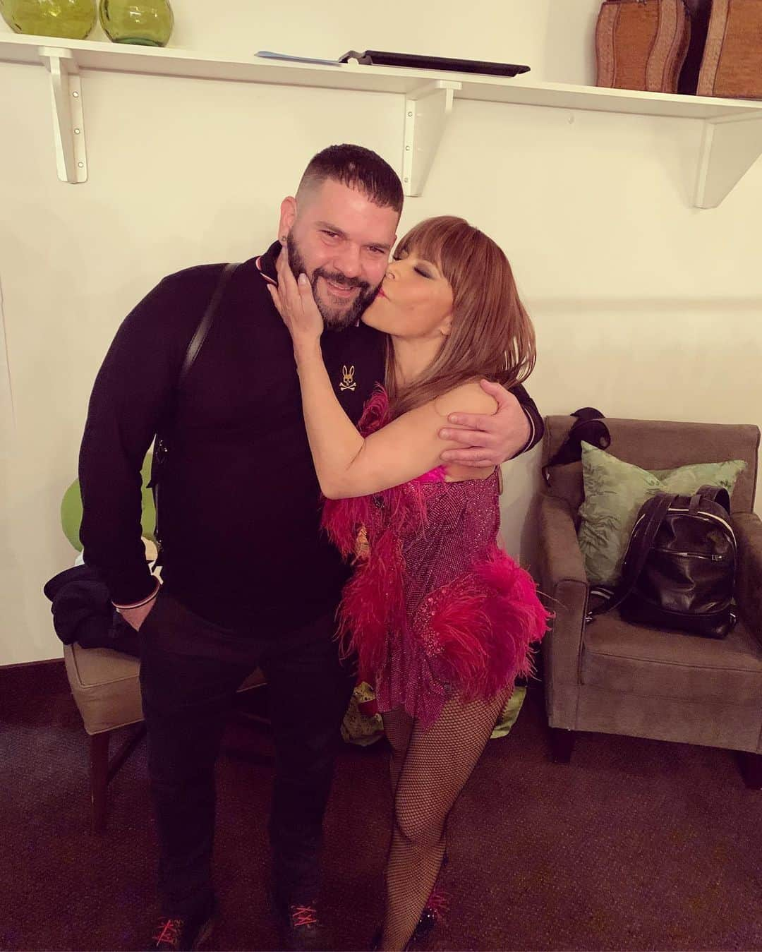 ギレルモ・ディアスさんのインスタグラム写真 - (ギレルモ・ディアスInstagram)「THE @paulaabdul at the Flamingo, in Vegas! the BEST freakin show...💓 #PaulaAbdul #Foreveryourgirl」11月30日 4時03分 - guillermodiazreal