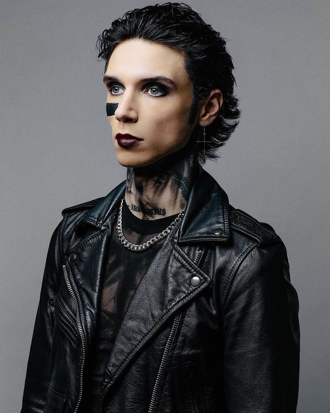 アンディー・ビアーザックのインスタグラム：「“The Night” out now! www.BVBTHENIGHT.com ⁣ ⁣ @blackveilbrides ⁣ 📷 @joshuashultz」
