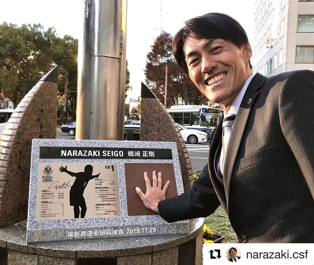 名古屋グランパスさんのインスタグラム写真 - (名古屋グランパスInstagram)「#Repost @narazaki.csf  2019年11月29日 東新商店街振興組合さん主催によるクラウドファンディング企画、「楢﨑正剛手形モニュメント」が完成し、除幕式に参加してきました。 今回のモニュメント製作にお力添えをいただいた皆様、本当にありがとうございました。 今後このモニュメントが撤去されることのないよう、これからもしっかり頑張っていこうと思います^_^ モニュメントがあるのは栄、中日ビルの前になります。 新しい名古屋の観光名所。皆さん通りかかったら見てみてくださいね。  #楢﨑正剛 #名古屋グランパス #東新商店街 #イルミネーション点灯式 #ヨーヨーヨースケ #栄 #手形 #少し小さく感じる」11月30日 4時32分 - nagoyagrampus