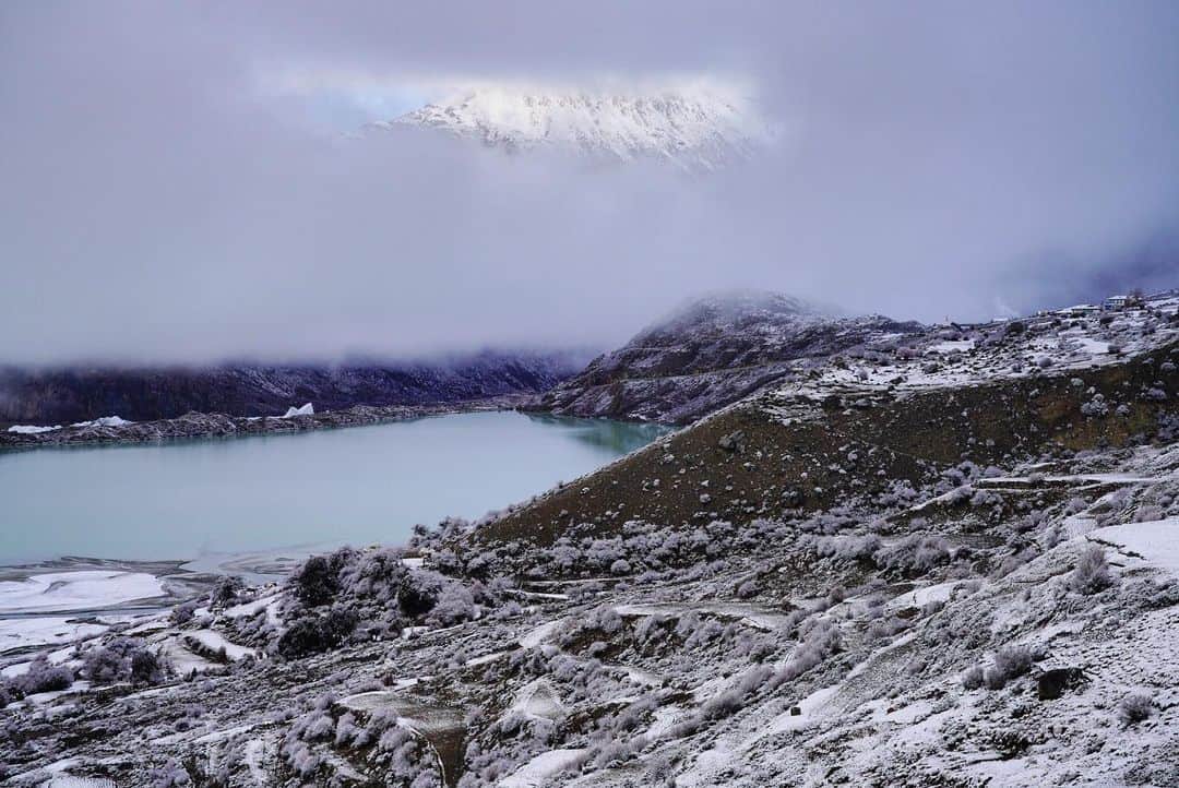 Michael Yamashitaさんのインスタグラム写真 - (Michael YamashitaInstagram)「Peaking through the clouds, the rugged terrain that surrounds Laigu Glacier, with the waters of Ranwu Lake below. Laigu Glacier is the largest and widest in Tibet, and the third largest glacier in the world. It extends for about 12 kilometers, descending from the main peak of 6,626 meters above sea level. Ranwu Lake is the largest body of water in eastern Tibet, and is the main source of the Yarlung Tsangpo River, the upper stream of the Brahmaputra. #qamdo #RanwuLake #Tibet #Glacier #Tibetan」11月30日 4時35分 - yamashitaphoto
