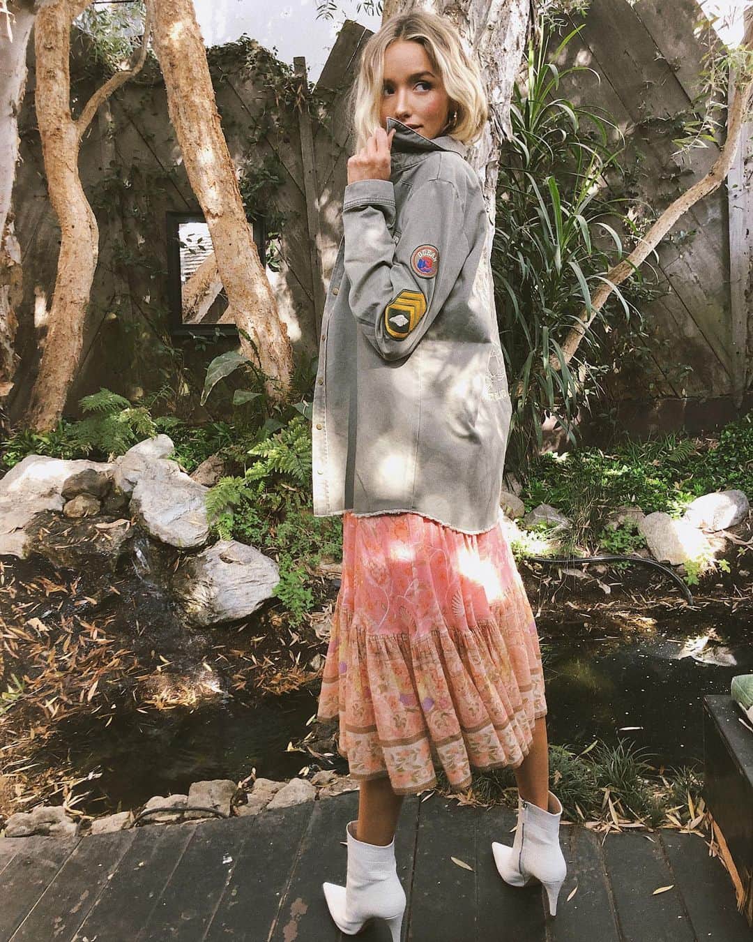 ブルーライフのインスタグラム：「@racquellelawrence in @spell ✨☀️」