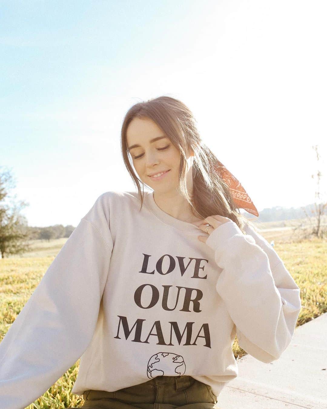 Acacia Brinleyさんのインスタグラム写真 - (Acacia BrinleyInstagram)「NEW MERCH DROP. ✨ I wear this crewneck almost everyday. It’s so cozy. Goes with everything AND has such a great message. It’s about joining hands together & all putting our best foot forward to be there for our mama earth! It’s also 30% off right now for Black Friday! + there’s a t-shirt option! I’m wearing a size Large for that oversized look! Hope you guys love it as much as I do! Link in bio 💛」11月30日 4時44分 - acaciakersey