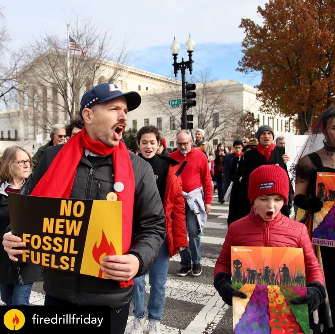 ジェーン・フォンダさんのインスタグラム写真 - (ジェーン・フォンダInstagram)「Posted @withrepost • @firedrillfriday Taking action can be a family affair this holiday season! @janefonda is joined by her grandchildren Malcolm and Viva and her screen grandchild @iain! #FireDrillFriday 🔥」11月30日 4時50分 - janefonda