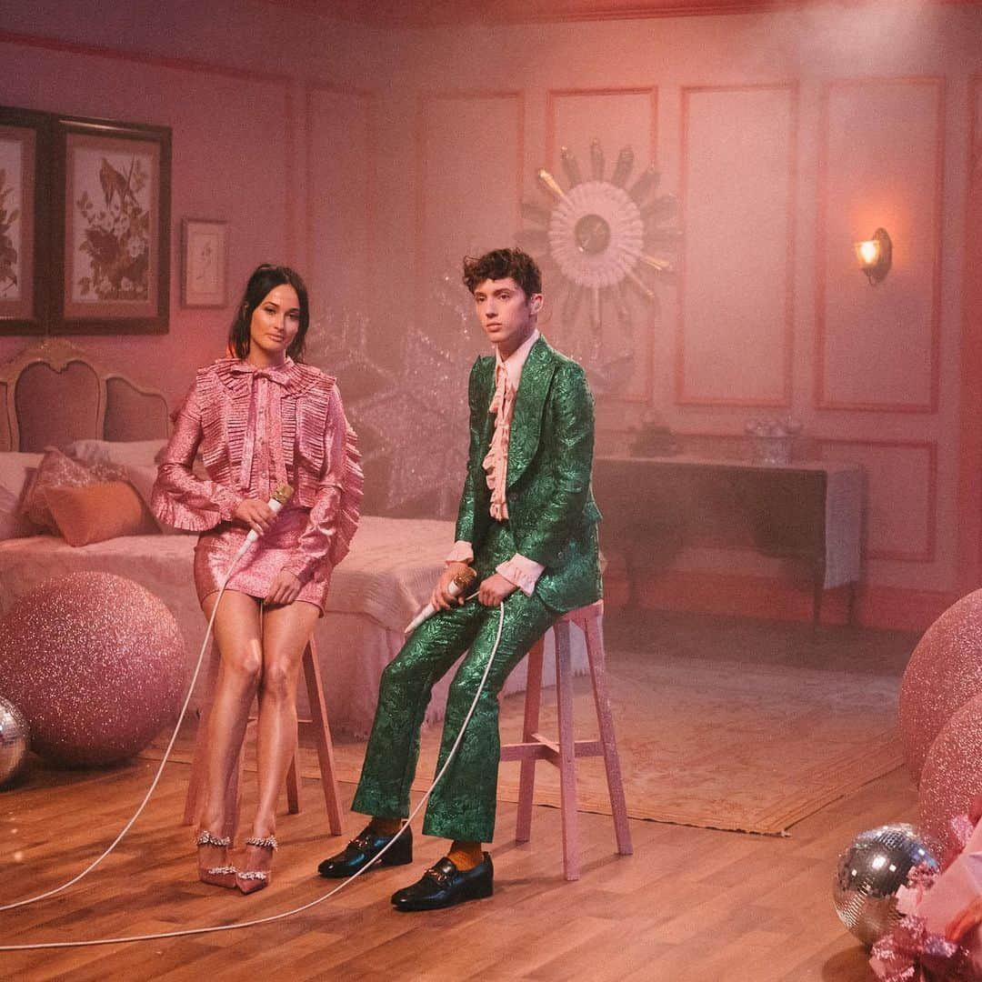 Fashion Weekさんのインスタグラム写真 - (Fashion WeekInstagram)「Holiday party season is upon us. ✨ Getting inspired by @spaceykacey and @troyesivan in glittering @gucci for The Kacey Musgraves Christmas Show on @amazonprimestudios. 📸 c/o #KaceyMusgraves」11月30日 5時02分 - fashionweek