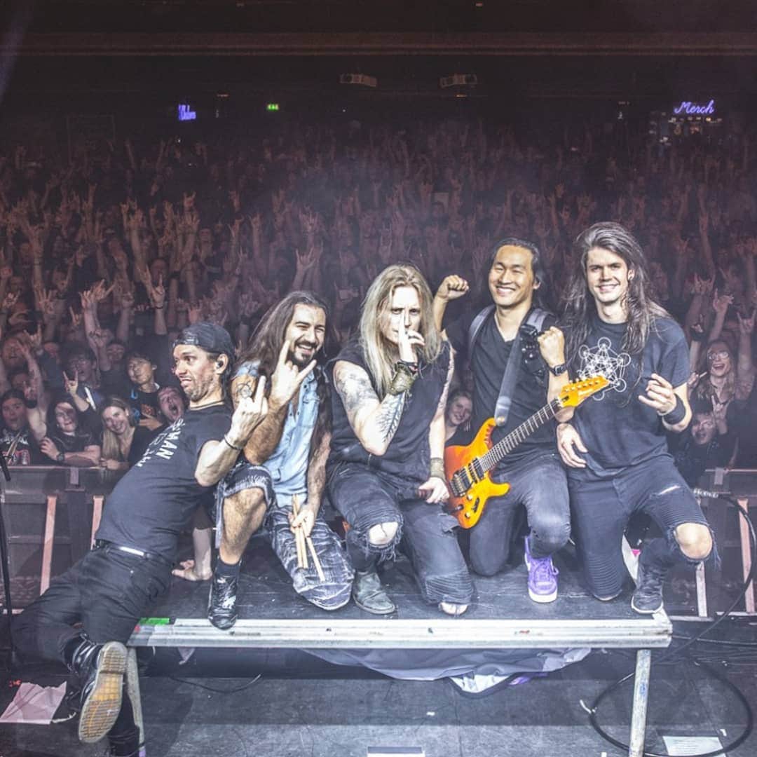 DragonForceさんのインスタグラム写真 - (DragonForceInstagram)「A lovely happy family photo for your parents mantlepiece sadly ruined by Gee, Marc, Herman and Damien!  Who thinks they need to try harder?  #dragonforce  #hotguys #bradshitt #tombooze #shamelesshashtaginthecomments」11月30日 5時03分 - dragonforcehq