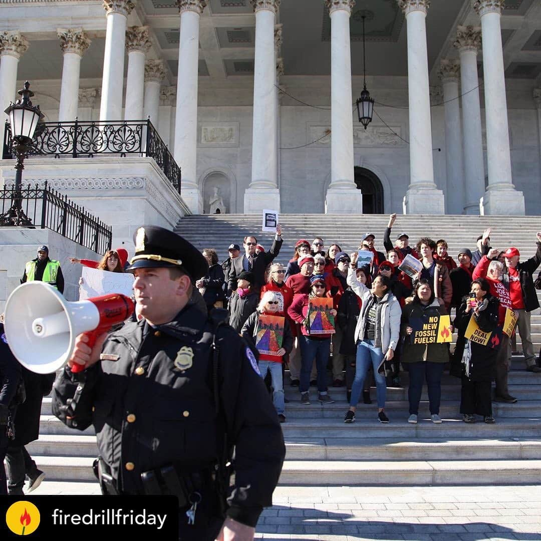 ジェーン・フォンダさんのインスタグラム写真 - (ジェーン・フォンダInstagram)「Posted @withrepost • @firedrillfriday Today 38 people were arrested demanding food justice! #FireDrillFriday🔥」11月30日 5時04分 - janefonda