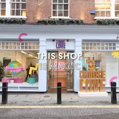 アナベル・ウォーリスのインスタグラム：「The CHOOSE LOVE store opens in LA today!! Who’s coming down?? 116 N. La Cienega blvd. Everything you buy goes straight to refugees in need. @chooselove  The LONDON and NYC stores are open now too. ❤️❤️」