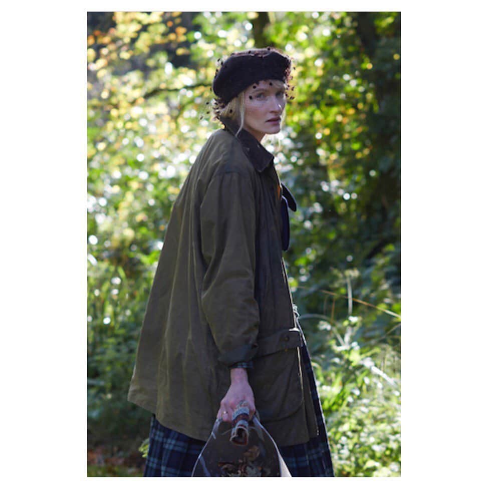 キャベジズ&ローゼズのインスタグラム：「Tis the Season. Tap to shop the Brown Beret with vintage netting made in collaboration with @gilfoxhats 🍂 Perfect for adding a touch of relaxed elegance to any look #winterfashion #vintageaesthetic #beret #berets #handmadeisbetter #taptoshop #brownhat #millinery #cabbagesandroses #cabbagesandrosesfashion @christina_strutt @cabbagesandroses_shop」