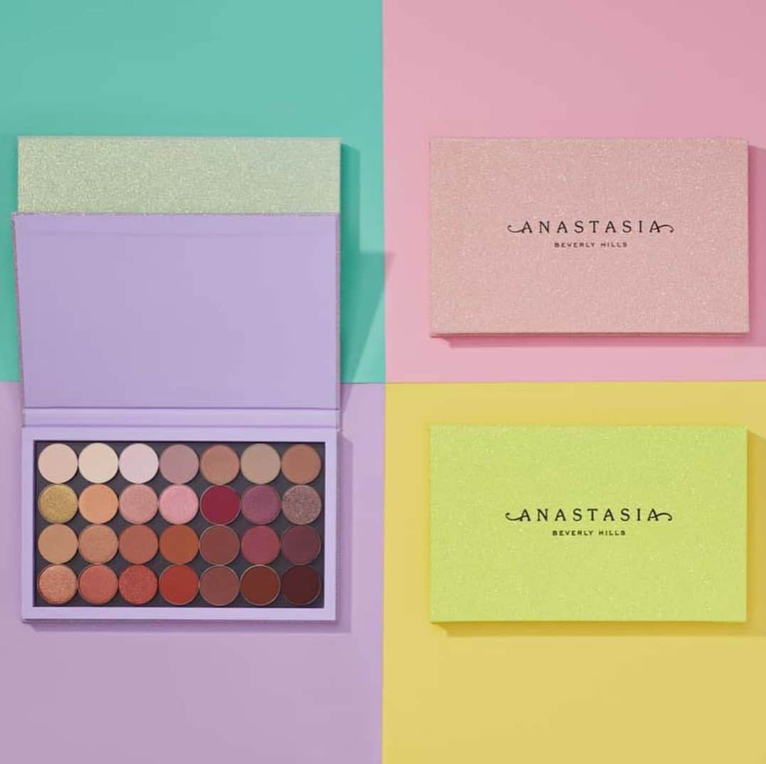 Anastasia Beverly Hillsさんのインスタグラム写真 - (Anastasia Beverly HillsInstagram)「The magnetic palettes sold out quickly but we are working on restocking our shipping centers ASAP with more. Update: restocking for Cyber Monday 🙌🏻」11月30日 5時16分 - anastasiabeverlyhills