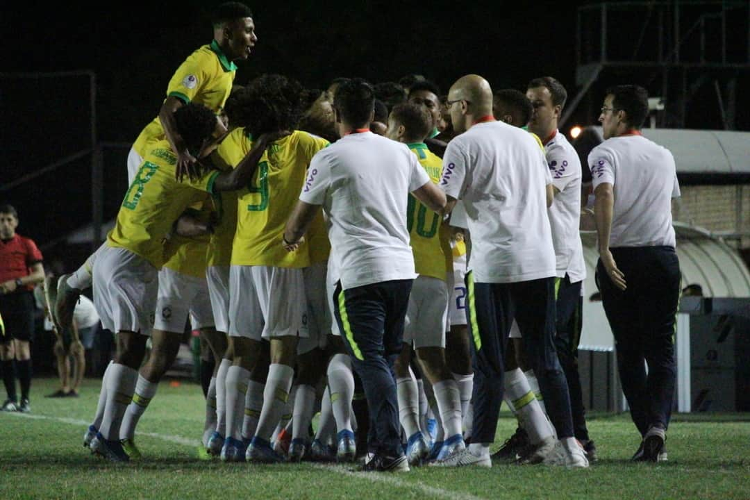 サッカー ブラジル代表チームさんのインスタグラム写真 - (サッカー ブラジル代表チームInstagram)「Daqui a pouco tem #SeleçãoSub15 em campo! Equipe tem mais um compromisso pelo Sul-Americano da categoria, agora contra o Peru. Vamos, garotada!! ⠀ 🇧🇷 x 🇵🇪 - 19h ⠀ Foto: APFOficial ⠀ #JogaBola #GigantesPorNatureza」11月30日 5時28分 - cbf_futebol