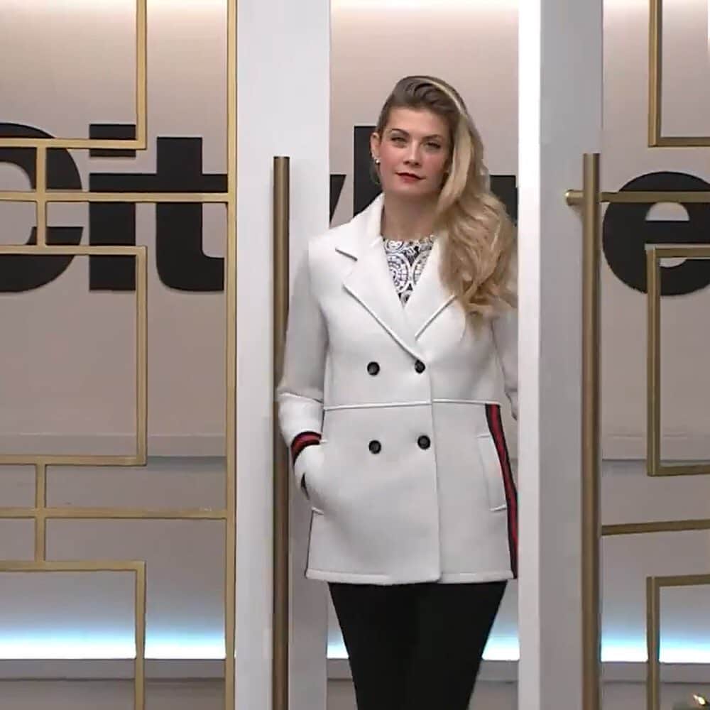 のインスタグラム：「We all have our go to little black dress, but how about a little black pant?  Pair these must have black pants with this trendy jacket to make a statement this holiday season  Coat 193930 Pant 143105  https://www.cityline.tv/video/pull-off-6-unique-looks-with-one-pair-of-black-pants/  Nous avons tous notre petite robe noire, mais que diriez-vous d'un petit pantalon noir?  Combiner ce pantalon noir avec cette veste tendance pour vous démarquer cette saison  Manteau 193930 Pantalon 143105」
