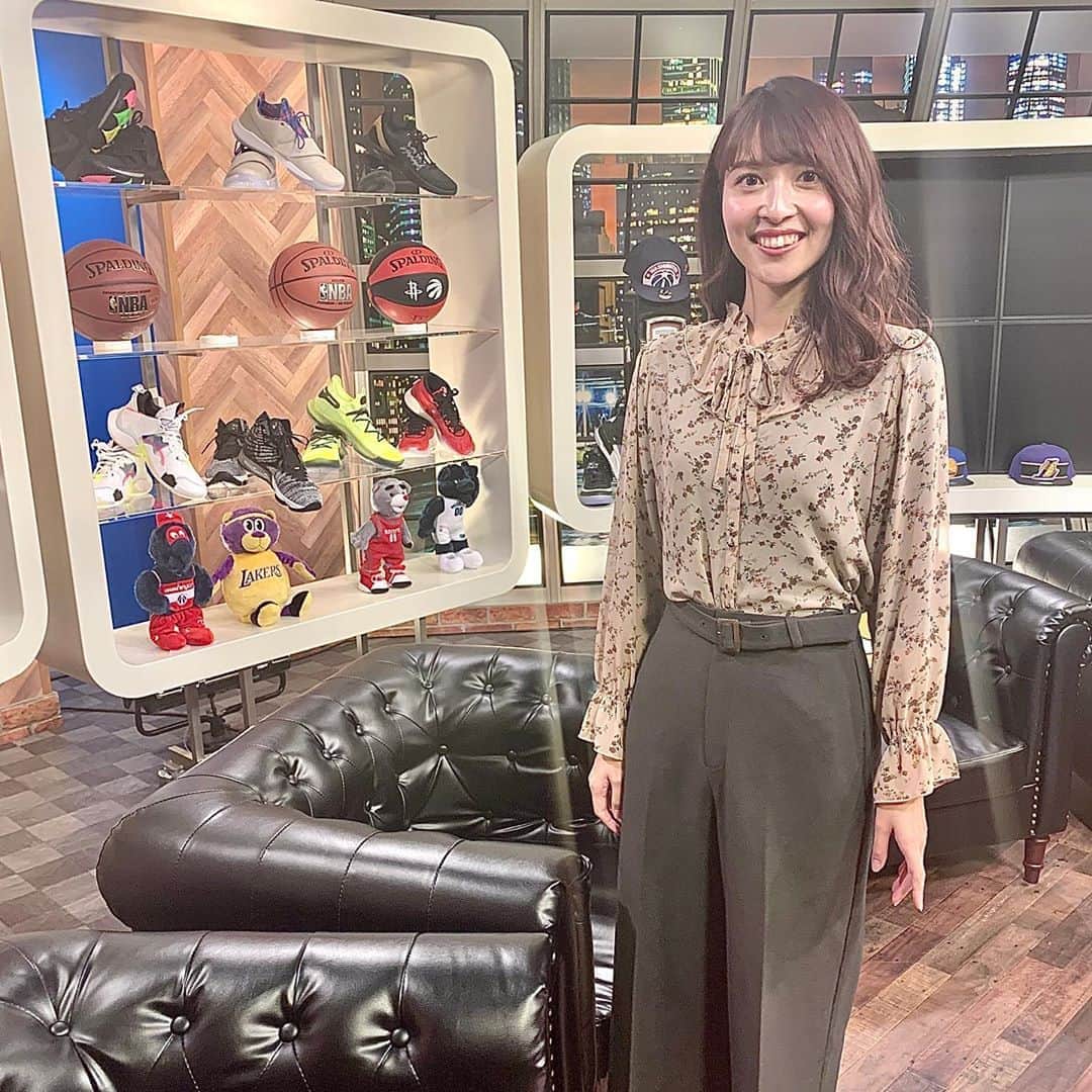 のインスタグラム：「#DAILY9 . 今日は #thanksgiving なので試合はありませんでした🥺 なのでこれまでの結果を #松田悟志 さん #佐々木クリス さん #塚本清彦 さんと振り返って参ります🥳 演者が増えいつもの違った番外編のようなDAILY9お楽しみください🥰 . そして #thanksgiving ということで 本当は家族と過ごす日なのですが いつもいいねやコメントをくださる フォロワーの皆様に感謝を！ いつも応援してくださってありがとうございます！  これからもよろしくお願いいたします☺️♡ . 衣装は #Fint さんですっ . #NBARakuten #NBA #バスケットボール #バスケ #basketball #🏀 #更新するの遅くなった………」