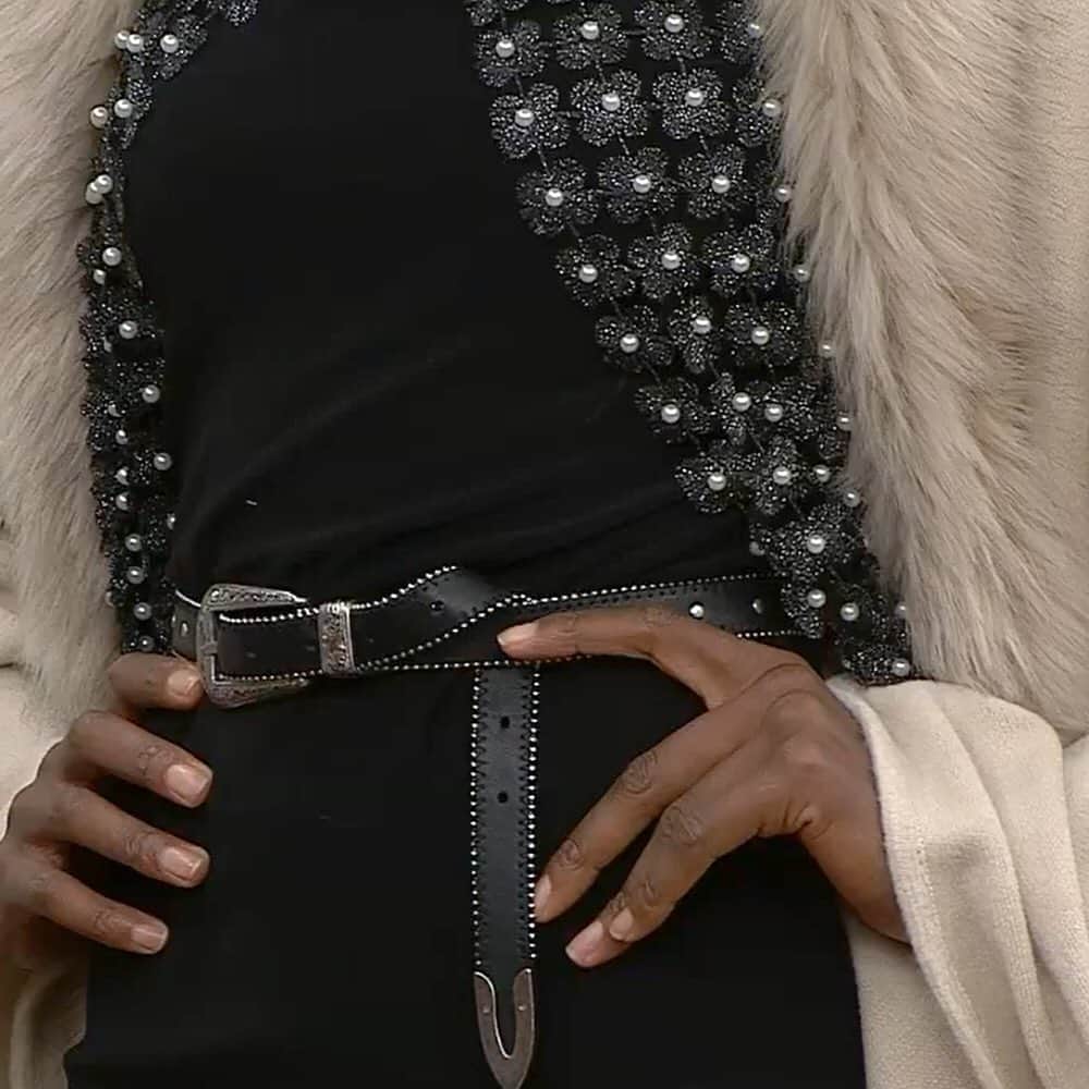 のインスタグラム：「Whether it’s a statement belt or a bedazzled cover up, this is the season for bling!  Cover up 193941 Cami 34116 Pant 143105  https://www.cityline.tv/video/pull-off-6-unique-looks-with-one-pair-of-black-pants/  #JosephRibkoff #IlovemyJR  Que ce soit une ceinture ou un gilet fantastique, cette saison est celle de bling!  Gilet 193941 Camisole 34116 Pant 143105」