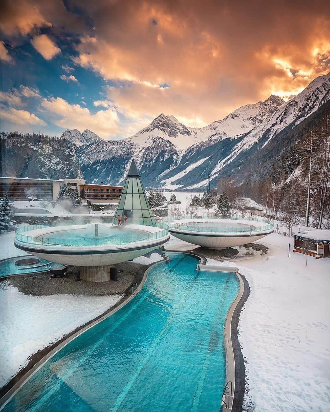 BEAUTIFUL HOTELSさんのインスタグラム写真 - (BEAUTIFUL HOTELSInstagram)「Sunset in the mountains of Austria! 🏔️🌅 How gorgeous does this look?! Tag a friend who would love to stay here 💕(📷: @adrianbaias 📍: AQUA DOME - Tirol Therme Längenfel)」11月30日 5時36分 - beautifulhotels