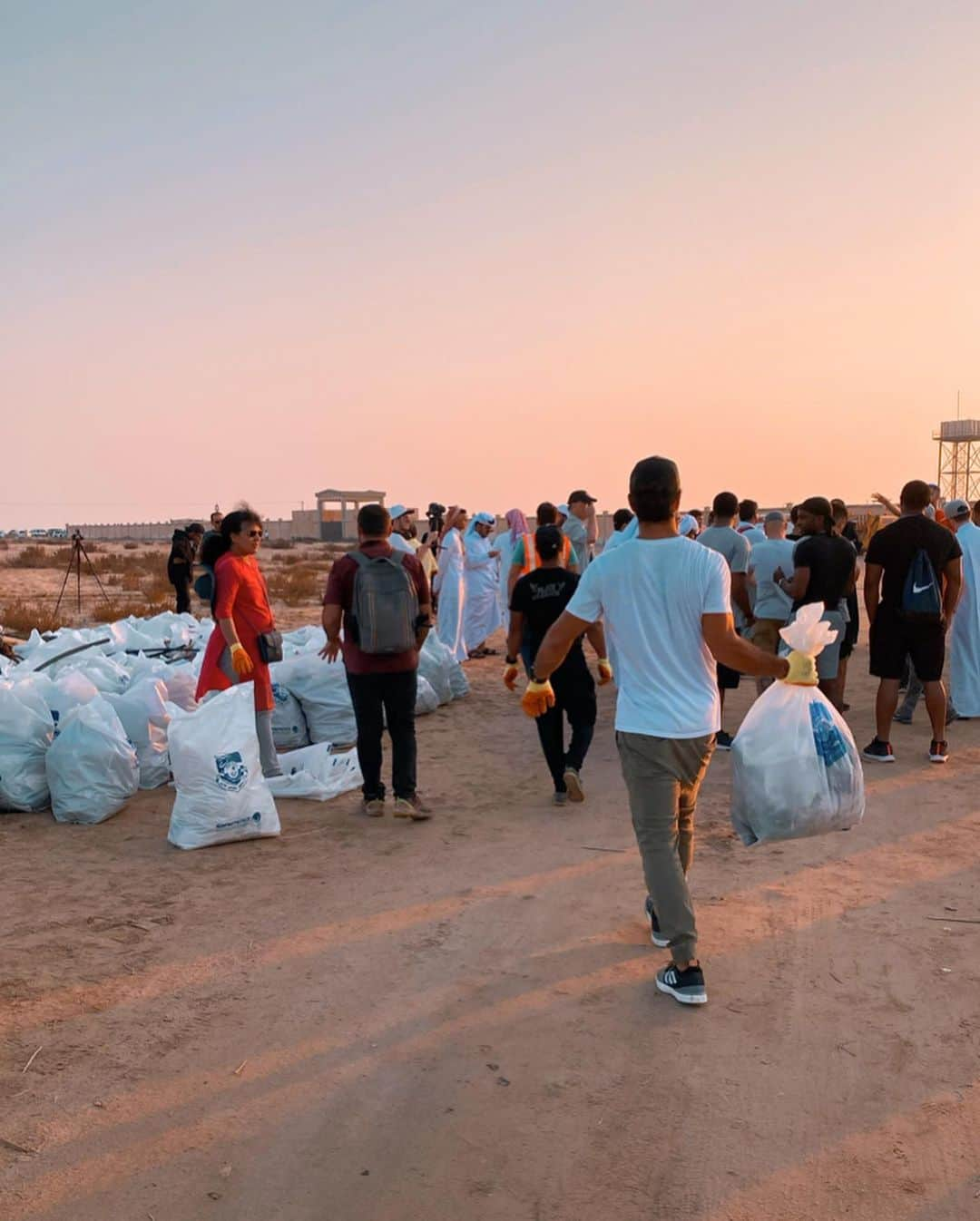 フェルナンド・ベルダスコさんのインスタグラム写真 - (フェルナンド・ベルダスコInstagram)「Today we did an incredible job cleaning 3,000 kg at Freiha’s Heritage site from plastic free!  Thanks to @deap_qatar for doing this!  We were so happy to be able to contribute and help! #keepqatarclean #keeptheworldclean #plasticfree #deapqatar #qatar #doha . . . . Hoy hicimos un gran trabajo limpiando 3,000 kg de plástico en la playa de Freiha’s al noroeste de Qatar.  Gracias a @deap_qatar por hacer esto posible.  Nos encantó poder contribuir y ayudar! #porunmundomaslimpio #porunmundomejor #oceanos #tierra #libredeplastico .」11月30日 5時38分 - ferverdasco