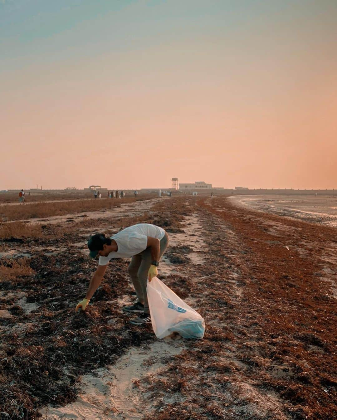 フェルナンド・ベルダスコさんのインスタグラム写真 - (フェルナンド・ベルダスコInstagram)「Today we did an incredible job cleaning 3,000 kg at Freiha’s Heritage site from plastic free!  Thanks to @deap_qatar for doing this!  We were so happy to be able to contribute and help! #keepqatarclean #keeptheworldclean #plasticfree #deapqatar #qatar #doha . . . . Hoy hicimos un gran trabajo limpiando 3,000 kg de plástico en la playa de Freiha’s al noroeste de Qatar.  Gracias a @deap_qatar por hacer esto posible.  Nos encantó poder contribuir y ayudar! #porunmundomaslimpio #porunmundomejor #oceanos #tierra #libredeplastico .」11月30日 5時38分 - ferverdasco