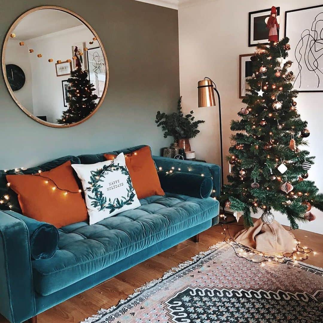 ローラアシュレイのインスタグラム：「Celebrate that #BlackFridayFeeling ✨ Deck your halls in time for Christmas with an amazing 40% off our best-selling Constance Mirror, now just £120! We just love how festive it looks in our customer's homes! Hurry, offer ends Monday!」