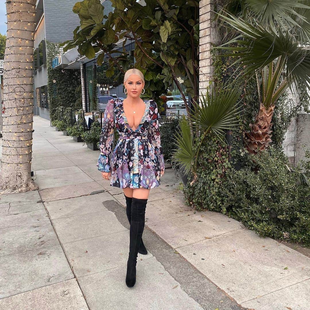 Olivia Piersonさんのインスタグラム写真 - (Olivia PiersonInstagram)「Wearing @comino.couture to lunch on this BLACK FRIDAY! 🥰 𝗕𝗹𝗮𝗰𝗸 𝗙𝗿𝗶𝗱𝗮𝘆 𝘁𝗿𝗲𝗮𝘁𝘀 𝗮𝘁 @comino.couture are 50% 𝗼𝗳𝗳 guys! 🙌🏻🥂」11月30日 6時24分 - oliviapierson