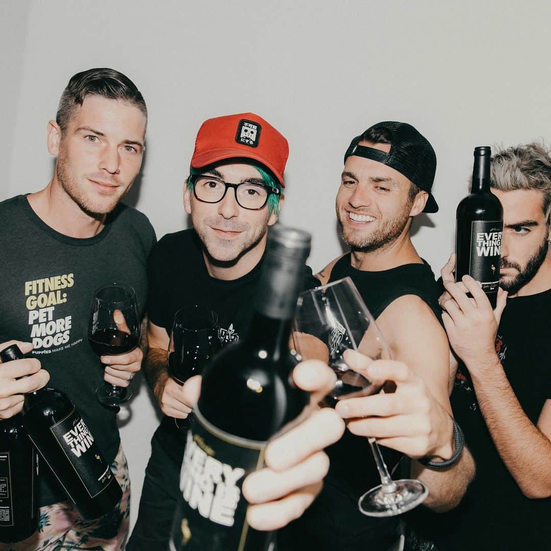 All Time Lowさんのインスタグラム写真 - (All Time LowInstagram)「Happy Black Friday! Our Everything Is Wine Holiday 2-Pack is now available to order! Link in profile!」11月30日 6時24分 - alltimelow