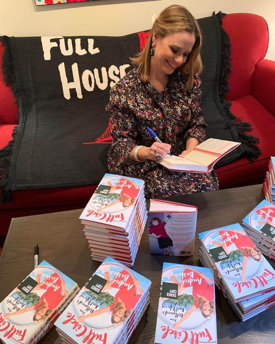 アンドリア・バーバーさんのインスタグラム写真 - (アンドリア・バーバーInstagram)「I signed THOUSANDS of copies of my memoir, FULL CIRCLE. Grab one now as a holiday gift for the Fuller-House-fan-90s-inner-child-runner-mother-anxiety-filled loved one in your life! 😉🎁 Visit your local Barnes & Noble or the link in my bio. Happy Black Friday shopping! #bnsignededitions」11月30日 6時17分 - andreabarber