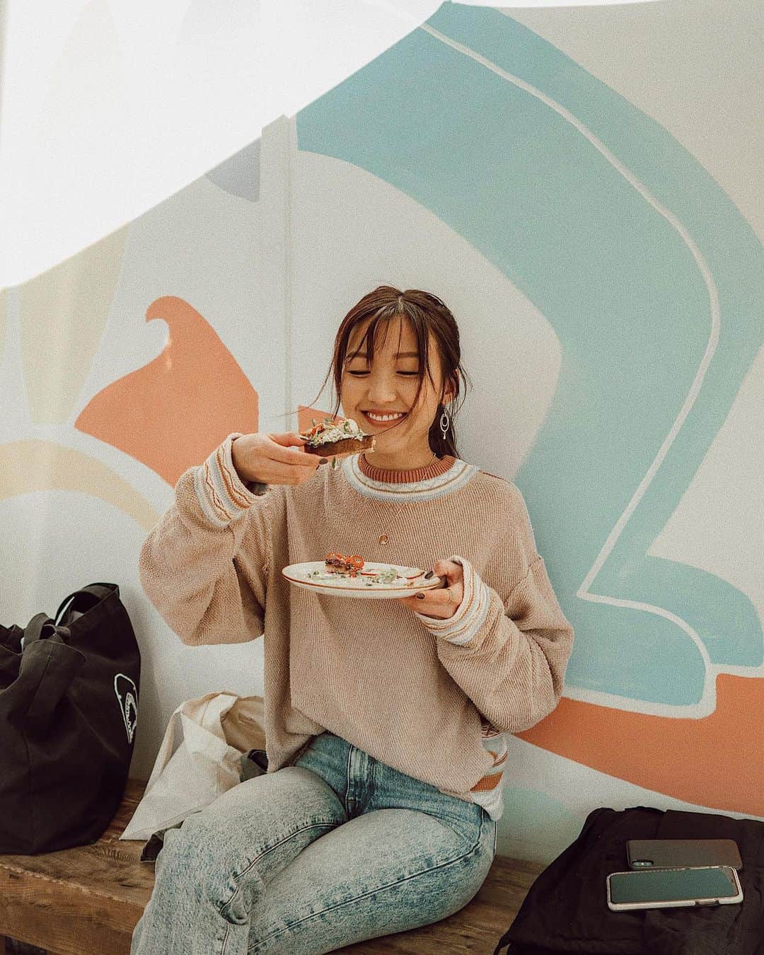 W E Y L I Eのインスタグラム：「Hope you all stuffed your face as much as I did yesterday for Thanksgiving 🤪 Who remembers the “3 things I’m grateful for” segment we used to include in the vlogs? I’m grateful for friends and family, health, and you guys for allowing me to live my dream 💕 What are 3 things you are grateful for? Comment them below!」