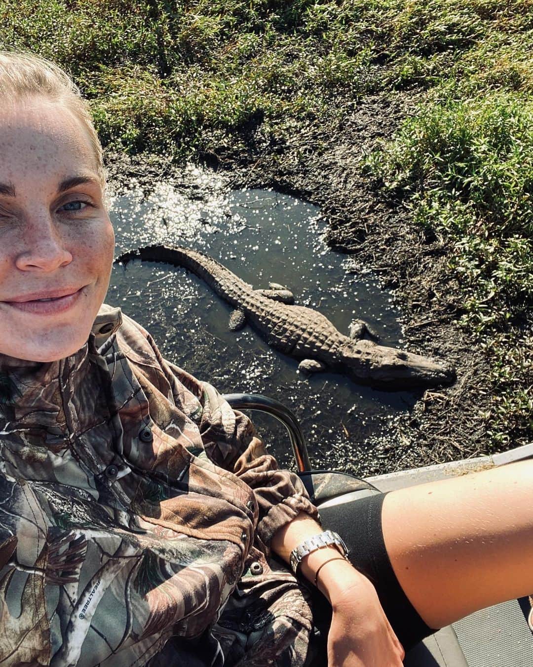 フィービー・ダールのインスタグラム：「I amost became Thanksgiving dinner 🐊」