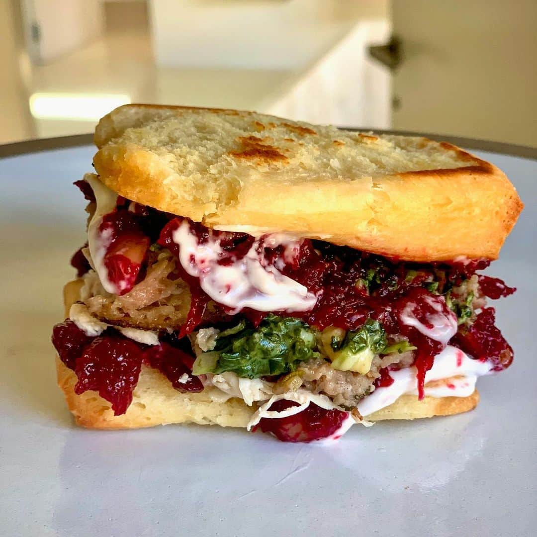 ケイト・ボスワースさんのインスタグラム写真 - (ケイト・ボスワースInstagram)「I am legit proud of the fact that every single part of our Leftover-Thanksgiving-Sandwich is homemade 💥🥪 (@michaelpolish  milk bread for the win!)」11月30日 6時31分 - katebosworth