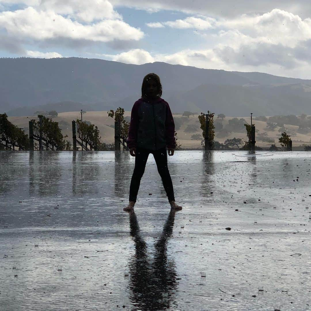 ケアリー・ハートさんのインスタグラム写真 - (ケアリー・ハートInstagram)「My lil nature girl. Taking in a Central Cal rain storm.」11月30日 6時46分 - hartluck