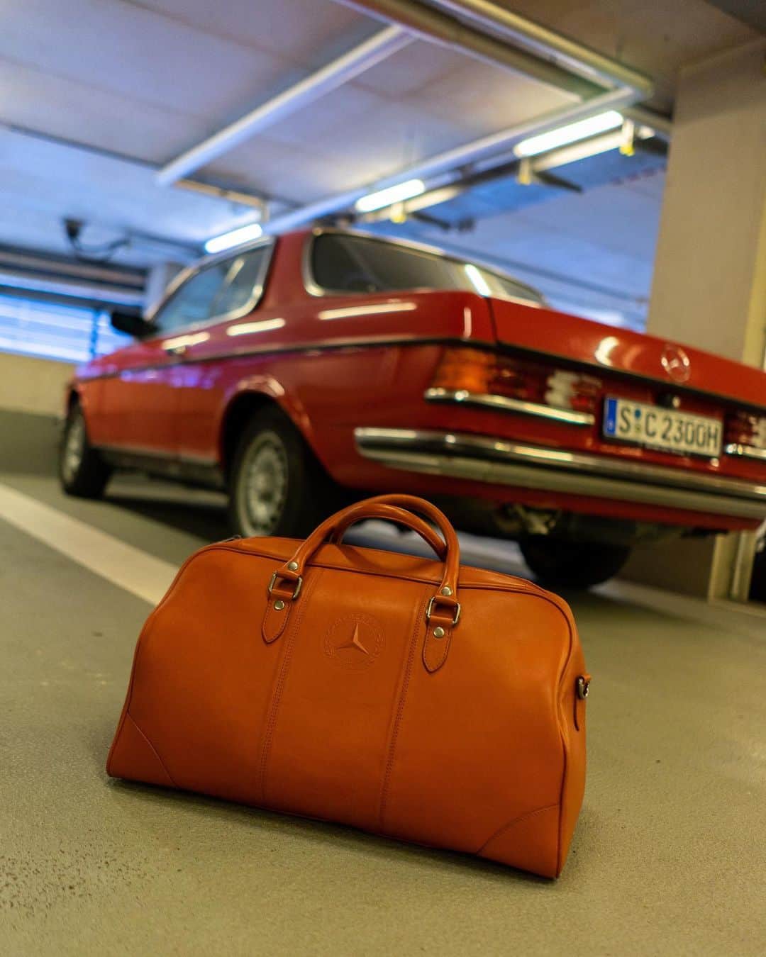 メルセデス・ベンツさんのインスタグラム写真 - (メルセデス・ベンツInstagram)「FRIDAY SALES – An appearance of its own: spectacular, classic, elegant. The Mercedes-Benz classic leather bag. Feel, experience and enjoy technical perfection and the highest quality. This is what Mercedes-Benz stands for. Click on the shopping tag to get yours! Be quick, it's worth it. 😎 #MercedesBenz #MBsocialsales #fridaysales #classiccars #classic #carsofinstagram #thebestornothing 📸 @jasonwisnia for @mercedesbenzmuseum」11月30日 6時52分 - mercedesbenz