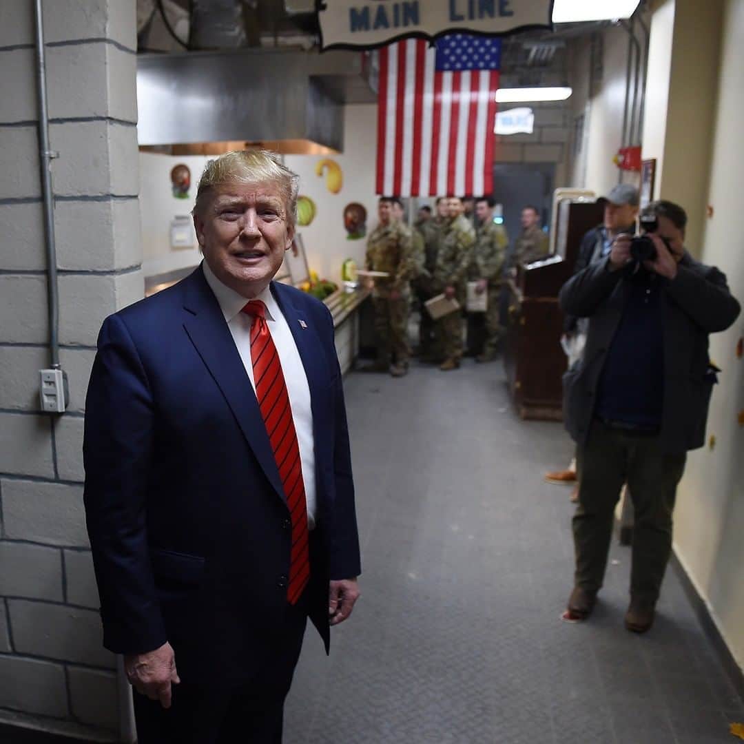 CNNさんのインスタグラム写真 - (CNNInstagram)「"There’s nowhere I’d rather celebrate this Thanksgiving than right here with the toughest, strongest, best and bravest warriors on the face of the Earth," President Donald Trump said to US troops during his surprise trip to Afghanistan, where he also announced peace talks with the Taliban have restarted. The President served Thanksgiving dinner to about two dozen troops before sitting down to eat with Sen. John Barrasso and a commander based at Bagram Air Field north of Kabul. It was his first trip to the country and his second visit to US troops overseas in a war zone following a trip to Iraq at the end of last year. There are about 12,000 US troops currently serving in Afghanistan. (📸: Oliver Douliery/AFP/Getty Images)」11月30日 6時55分 - cnn