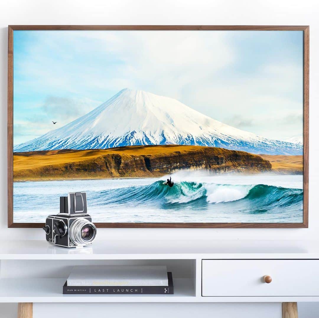 クリス・バーカードのインスタグラム：「No greater joy as an artist than to see your work on someone’s wall. This weekend is my largest print sale of the year. 30% all sizes & mediums.  Use code GIVING30 at checkout on www.ChrisBurkard.com - sale Ends Monday! .  If you decide to gift this holiday season, consider support the arts.」