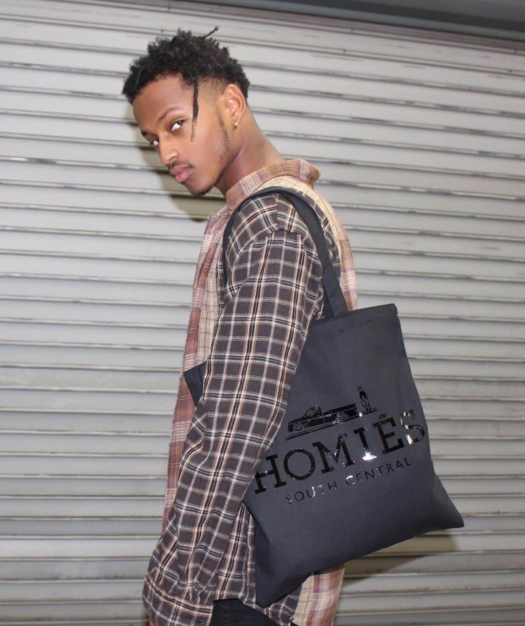 ブライアン・リッテンバーグさんのインスタグラム写真 - (ブライアン・リッテンバーグInstagram)「SECURE THE BAG💰NABIL WEARING A STRIPPER FLANNEL AND HOMIÉS TOTE IN BLACK FOIL 🖤」11月30日 7時06分 - brianlichtenberg