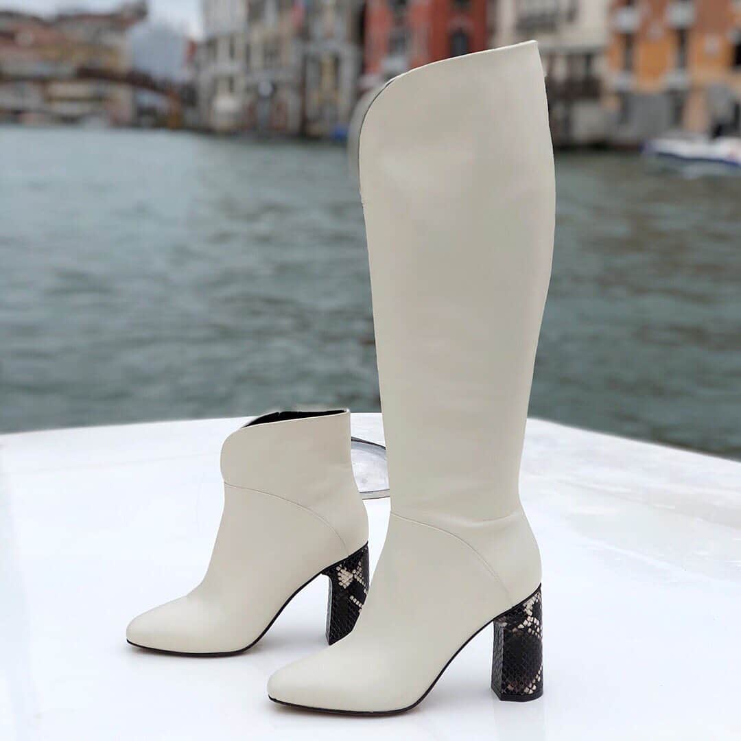 のインスタグラム：「One boot, two heights. Explore the Beatrice and Barretta at @amazonfashion #SigersonMorrison」