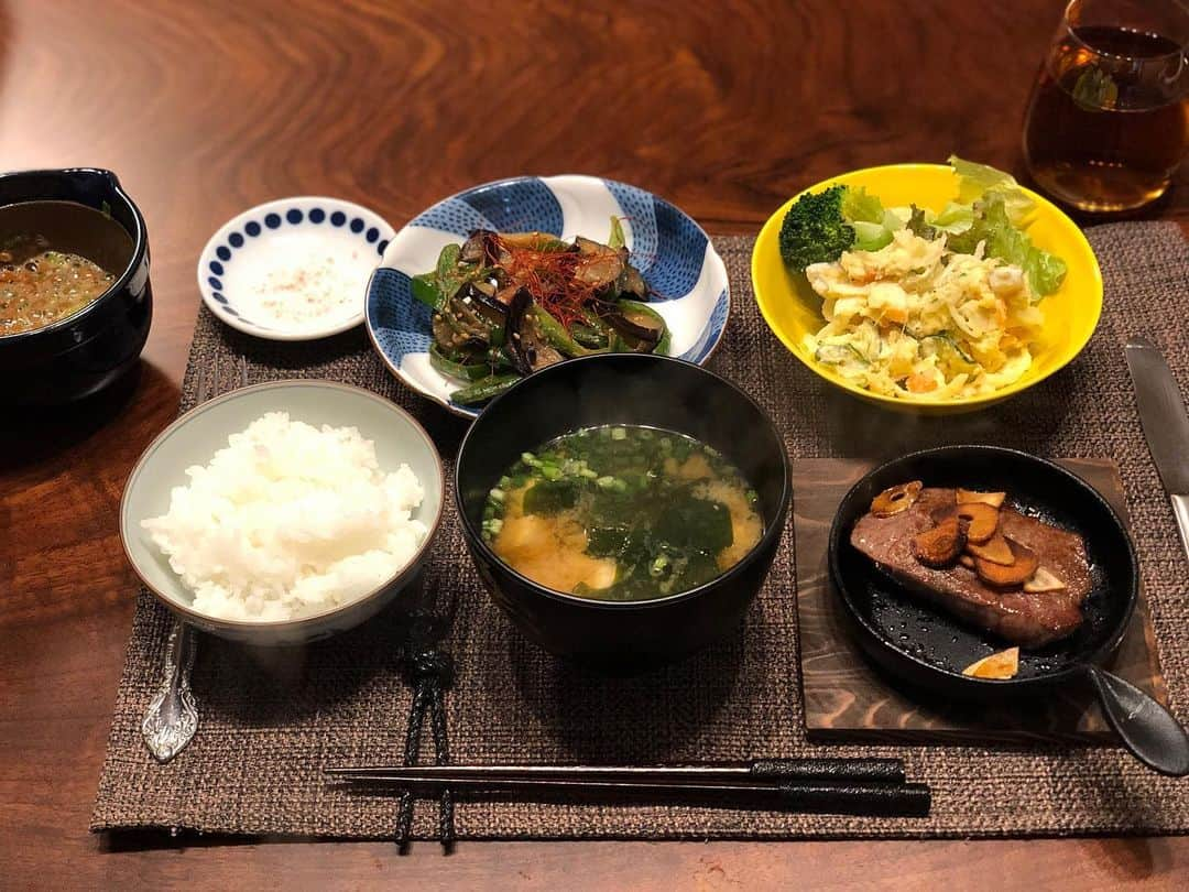 月央和沙さんのインスタグラム写真 - (月央和沙Instagram)「11月29日 いい肉の日🥩✨ らしいです . #うちの晩ごはん #お肉 #ナスとピーマンのみそ炒め #ポテトサラダ #わかめと豆腐のお味噌汁 #記録」11月30日 7時16分 - kazusa_tsukio