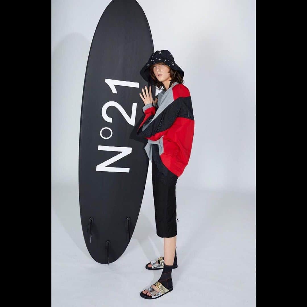 のインスタグラム：「可愛いN°21サーフボード。 前にアップした写真のアザーショット。 #N21 #transitional  #🖤 #ヌメロヴェントゥーノ  #トランジショナル05 @numeroventuno @iza_official #izastagram」
