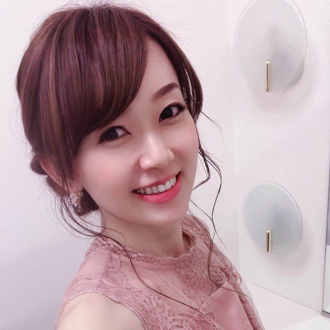 岡部玲子さんのインスタグラム写真 - (岡部玲子Instagram)「本日の衣装とヘアアレンジ💕 年齢的なものがあってか？プライベートでピンクは殆ど着ませんが、この落ち着いたくすみピンクは超素敵😍 ヘアアレンジも凄くないですか？？ 今日も感謝です🙏✨ ステイヤーズステークスで盛り返すも…結局はマイナスに終わりました😅 明日…頑張りましょっ😁  #岡部玲子 #子育て #主婦 #アラフォーママ #タレント  reporter #衣装 #生放送 #キャスター #競馬キャスター #アナウンサー #女子アナ #フリーアナウンサー #ステイヤーズステークス #ヘアアレンジ #ゆるふわ #mama #talent #reporter #instagood #hairaarange #dress #tvshow #smile」11月30日 18時05分 - reiko_okabe