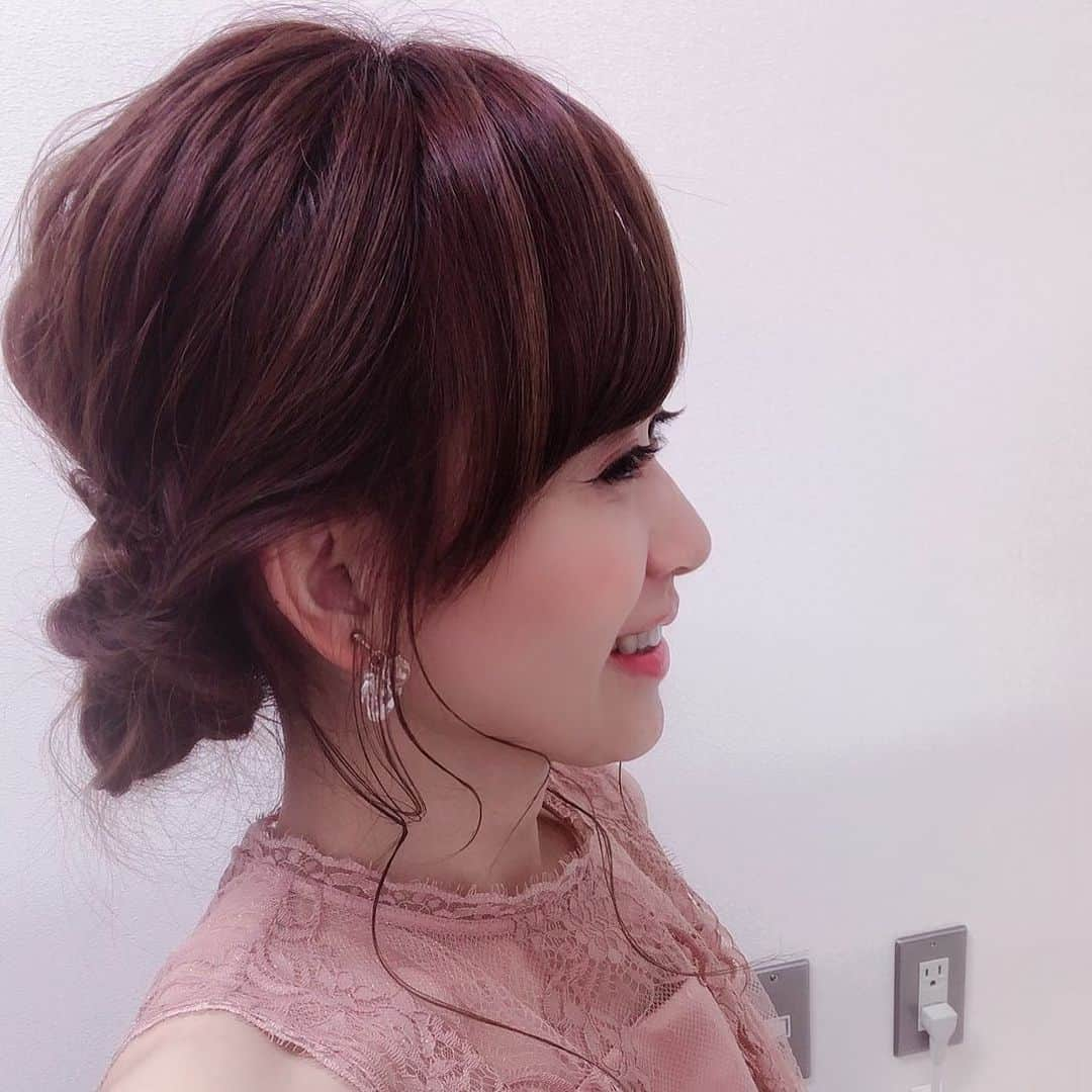 岡部玲子さんのインスタグラム写真 - (岡部玲子Instagram)「本日の衣装とヘアアレンジ💕 年齢的なものがあってか？プライベートでピンクは殆ど着ませんが、この落ち着いたくすみピンクは超素敵😍 ヘアアレンジも凄くないですか？？ 今日も感謝です🙏✨ ステイヤーズステークスで盛り返すも…結局はマイナスに終わりました😅 明日…頑張りましょっ😁  #岡部玲子 #子育て #主婦 #アラフォーママ #タレント  reporter #衣装 #生放送 #キャスター #競馬キャスター #アナウンサー #女子アナ #フリーアナウンサー #ステイヤーズステークス #ヘアアレンジ #ゆるふわ #mama #talent #reporter #instagood #hairaarange #dress #tvshow #smile」11月30日 18時05分 - reiko_okabe