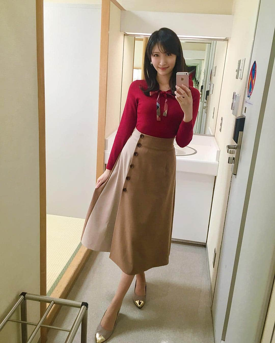 横山ルリカさんのインスタグラム写真 - (横山ルリカInstagram)「. #めざましテレビ 👗 . #tops #BLUELABELCRESTBRIDGE . #skirt #AndCouture . #🍎🍎🍎 . . #今夜 #20時から #競馬予想TV !🏇 #チャンピオンズカップ の予想バトルです #ぜひご覧ください✨」11月30日 18時06分 - rurika_yokoyama_official