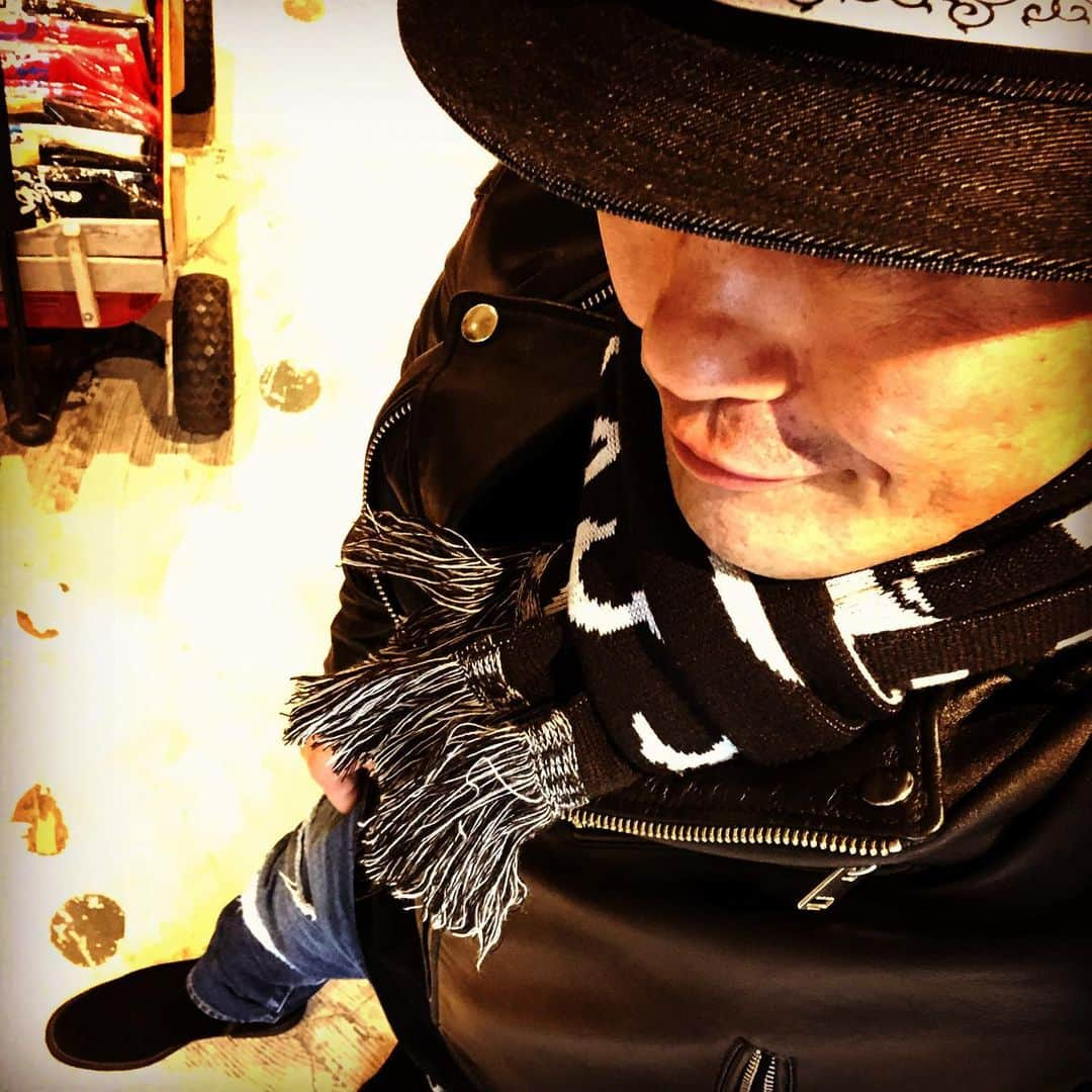 鈴木みのるさんのインスタグラム写真 - (鈴木みのるInstagram)「ONE MORE MONTH  #piledriver_harajuku  2019年も残すところ1ヶ月。やれたこと、やれなかったこと、出来たこと、出来なかったこと…たくさんある。だけどマイナスのものを数えるんじゃなくプラスのものを数えていこう。2020は「やれたこと」を増やしていこう。パイルドライバーも来年はオリンピックイヤーと5周年という山を迎える。新しいことにチャレンジしていきたいな。。」11月30日 18時09分 - suzuki.d.minoru