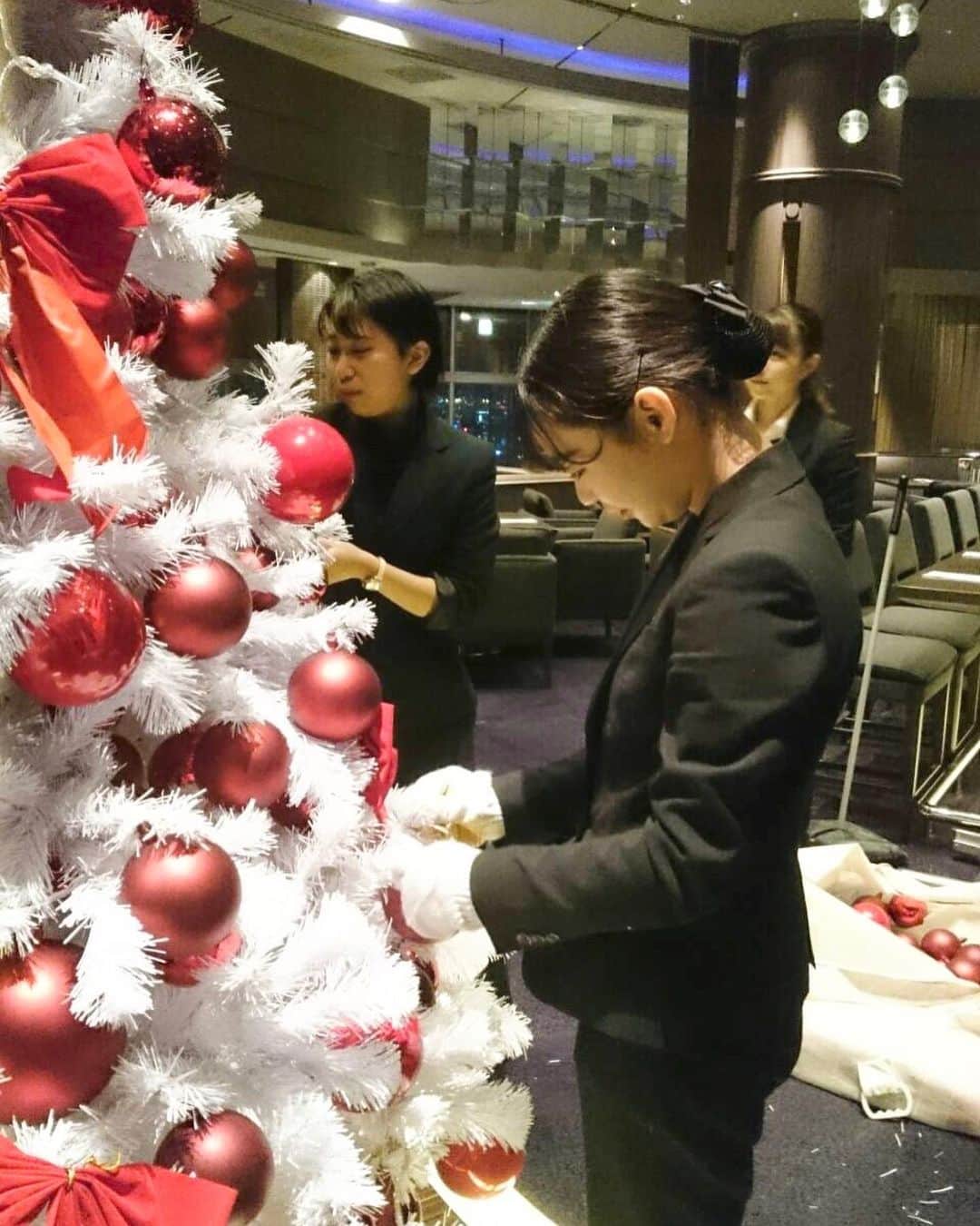 滋慶おもてなし&ブライダル・観光専門学校さんのインスタグラム写真 - (滋慶おもてなし&ブライダル・観光専門学校Instagram)「フラワーの授業で、 スイスホテル南海大阪のクリスマス装飾をお手伝いさせていただきました❣️ 長い時間でしたが、みんなよく頑張りました😆  ホテルを訪れる皆様が、Happyなクリスマスを過ごせますように🎄✨ メリークリスマス🎁  #大阪ウェディングアンドホテル観光専門学校 #大阪 #学生 #専門学校 #ホスピタリティ #おもてなし #接遇 #温かい気持ち #ありがとう #学ぶ #意欲 #楽しい #明るい #学友 #friends #instagood #instalike #勉強 #クリスマス #装飾 #季節 #幸せ」11月30日 16時38分 - jsh_osaka