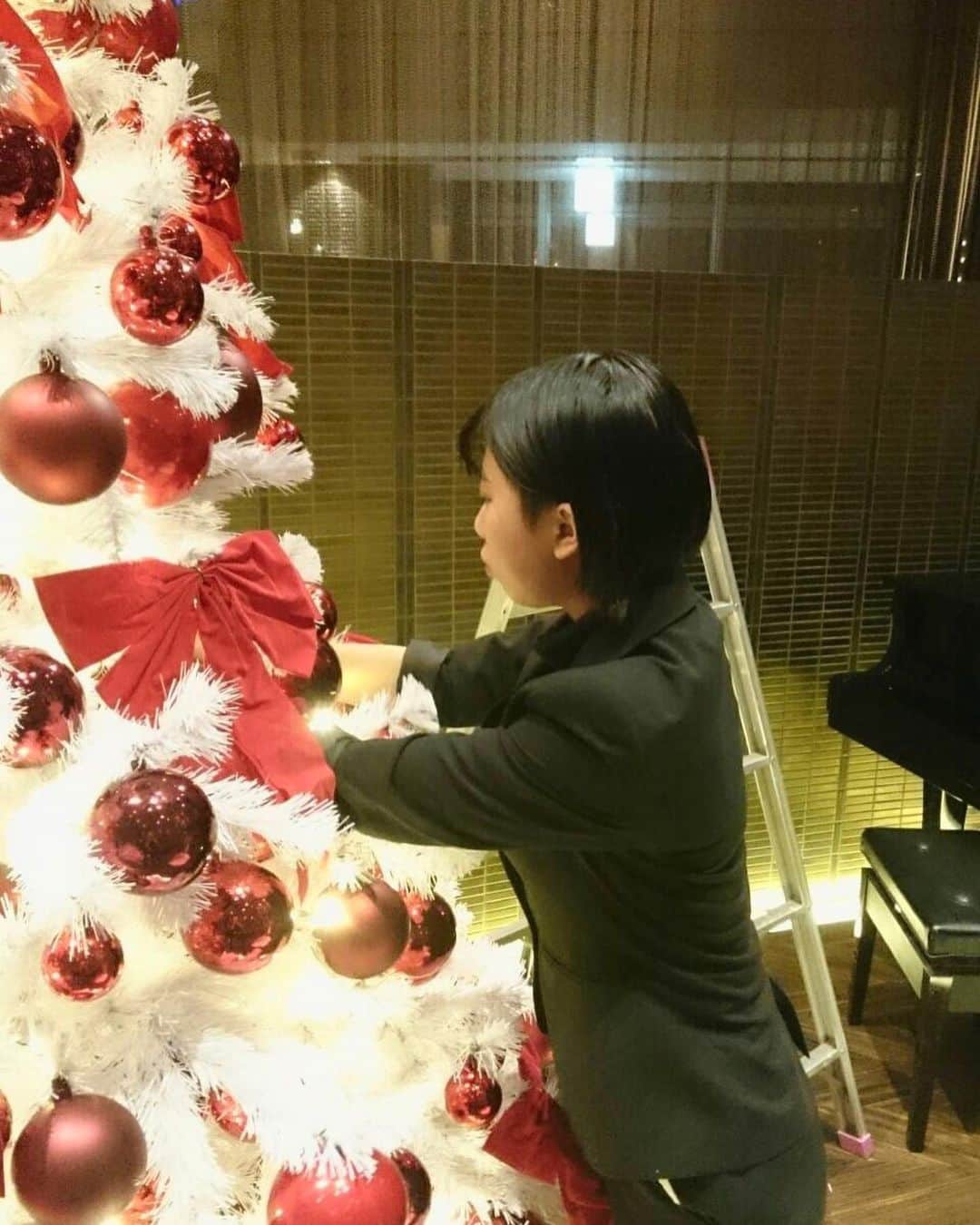滋慶おもてなし&ブライダル・観光専門学校さんのインスタグラム写真 - (滋慶おもてなし&ブライダル・観光専門学校Instagram)「フラワーの授業で、 スイスホテル南海大阪のクリスマス装飾をお手伝いさせていただきました❣️ 長い時間でしたが、みんなよく頑張りました😆  ホテルを訪れる皆様が、Happyなクリスマスを過ごせますように🎄✨ メリークリスマス🎁  #大阪ウェディングアンドホテル観光専門学校 #大阪 #学生 #専門学校 #ホスピタリティ #おもてなし #接遇 #温かい気持ち #ありがとう #学ぶ #意欲 #楽しい #明るい #学友 #friends #instagood #instalike #勉強 #クリスマス #装飾 #季節 #幸せ」11月30日 16時38分 - jsh_osaka