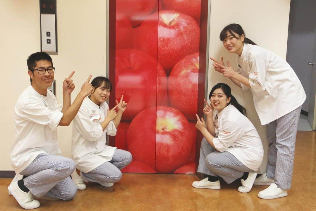 神戸製菓専門学校（公式）さんのインスタグラム写真 - (神戸製菓専門学校（公式）Instagram)「🌈11月ラストオープンキャンパス🌈  風も冷たくていよいよ冬❄️らしくなってきましたよね🤧今日は11月最後のオープンキャンパスでした❗️ #アップルパイ を #1人1台 作ってお持ち帰り🍎神戸製菓では、素材にもこだわっ実習をしています。 今回は #紅玉 という高級な #りんご を使った贅沢なアップルパイ✨😆 パイを焼いている時間は、自分たちで作った #皿盛り を試食してもらいました😊  みなさんとても楽しそうに実習されていて、こちらまで気持ちが明るくなりました☺️ 「お家でお母さんが楽しみに待っているんです🎶☺️」という方もいらっしゃいました。喜んでいただけましたか？🍎😌 明日からいよいよ12月🎅 クリスマス限定メニューのオープンキャンパスも盛りだくさん✨😆 ぜひ、お友達やご家族と奮ってご参加下さいね😊 お申し込みは神戸製菓専門学校の公式LINEまたはホームページからできます🍰🍞 #神戸製菓 #神戸製菓専門学校 #神戸製菓専門学校oc #パティシエ #製菓 #パン職人 #スイーツ #お菓子作り #一人一台 #お菓子作り好きな人と繋がりたい #カフェ #神戸カフェ #三宮 #三宮カフェ #カフェ巡り #カフェ巡り好きな人と繋がりたい #pattistagram2019」11月30日 16時39分 - kobeseika_info