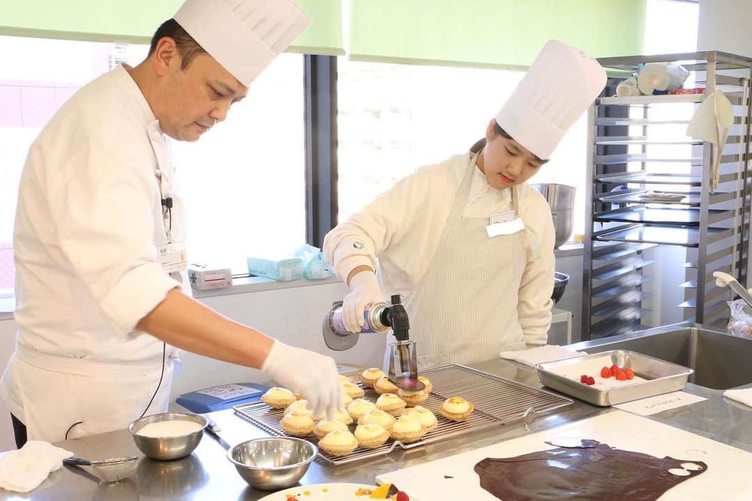神戸製菓専門学校（公式）さんのインスタグラム写真 - (神戸製菓専門学校（公式）Instagram)「🌈11月ラストオープンキャンパス🌈  風も冷たくていよいよ冬❄️らしくなってきましたよね🤧今日は11月最後のオープンキャンパスでした❗️ #アップルパイ を #1人1台 作ってお持ち帰り🍎神戸製菓では、素材にもこだわっ実習をしています。 今回は #紅玉 という高級な #りんご を使った贅沢なアップルパイ✨😆 パイを焼いている時間は、自分たちで作った #皿盛り を試食してもらいました😊  みなさんとても楽しそうに実習されていて、こちらまで気持ちが明るくなりました☺️ 「お家でお母さんが楽しみに待っているんです🎶☺️」という方もいらっしゃいました。喜んでいただけましたか？🍎😌 明日からいよいよ12月🎅 クリスマス限定メニューのオープンキャンパスも盛りだくさん✨😆 ぜひ、お友達やご家族と奮ってご参加下さいね😊 お申し込みは神戸製菓専門学校の公式LINEまたはホームページからできます🍰🍞 #神戸製菓 #神戸製菓専門学校 #神戸製菓専門学校oc #パティシエ #製菓 #パン職人 #スイーツ #お菓子作り #一人一台 #お菓子作り好きな人と繋がりたい #カフェ #神戸カフェ #三宮 #三宮カフェ #カフェ巡り #カフェ巡り好きな人と繋がりたい #pattistagram2019」11月30日 16時39分 - kobeseika_info