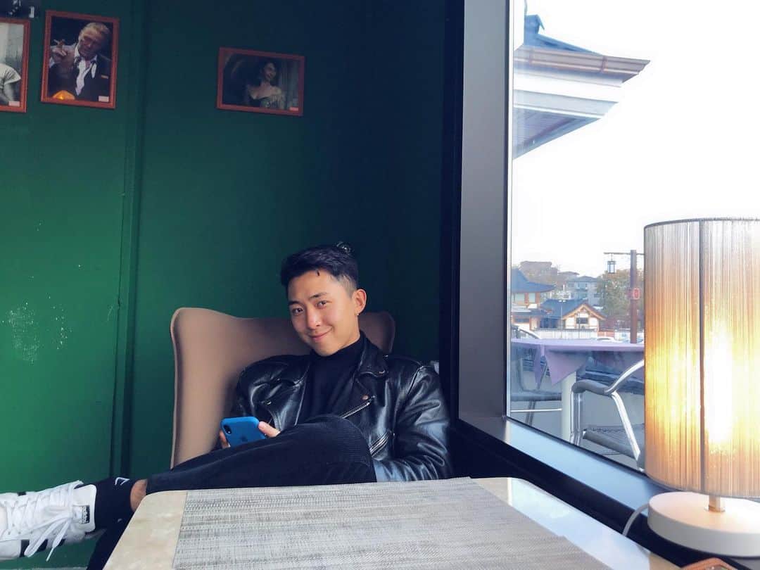 ヒョンミン さんのインスタグラム写真 - (ヒョンミン Instagram)「#나른한토요일 ☕️」11月30日 16時39分 - woo.jaka