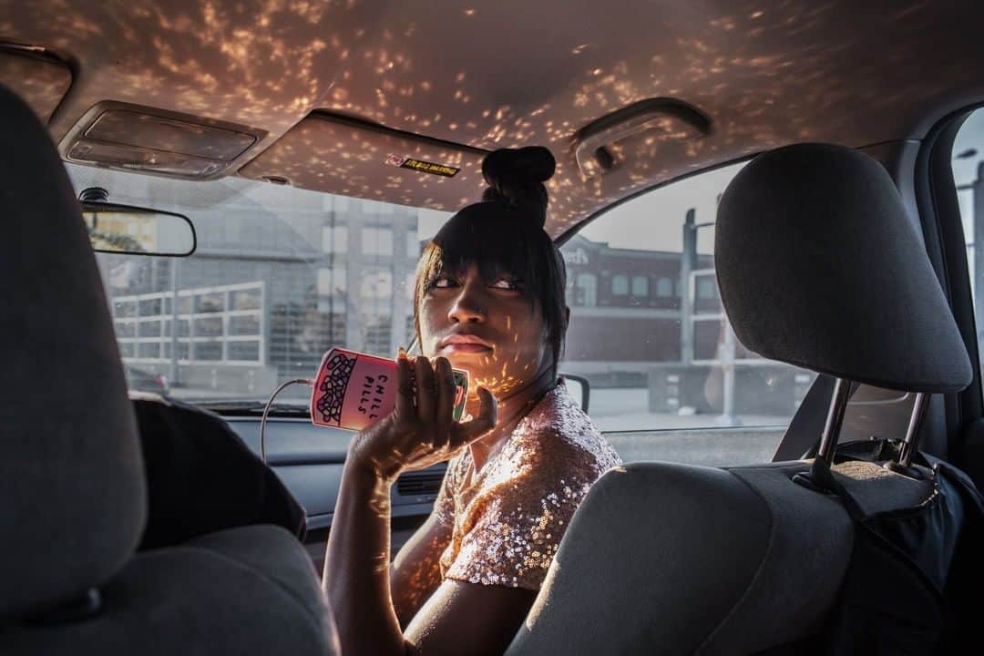 のインスタグラム：「Photo by @nataliekeyssar | On the way to her birthday party in Atlanta, Chyna takes selfies, records videos, and chats with her managers. Chyna is a teenage Instagram star, dancer, high school student, daughter, and big sister. For the weekend of her 17th birthday, she practiced dance and recorded dance videos, went to church, had her hair and makeup done, hung out with her best friend Jayla, and had a party studded with other Insta-celebs, and then got up at 6 a.m. to prepare herself and her little sister for school on Monday morning.」