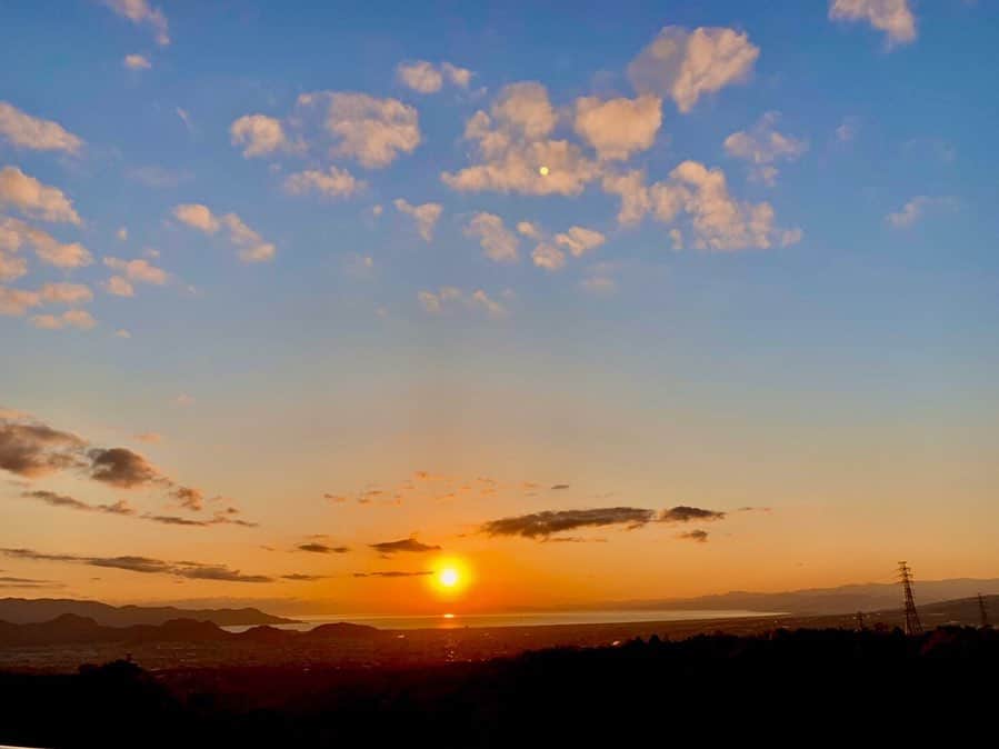 三島スカイウォーク／公式さんのインスタグラム写真 - (三島スカイウォーク／公式Instagram)「夕日😍❤️ . お天気がよく綺麗な夕日が見えていますよ🥰💕 . 沈んでいくのをじっと見てしまいます😌✨ . 明日もお天気が良さそうなので、富士山や夕日を見ることができそうです🗻 . ご来場お待ちしています♬ . #三島スカイウォーク #スカイウォーク #静岡 #箱根 #伊豆 #三島 #観光 #吊橋 #吊り橋 #日本一 #富士山  #空をあるこう森であそぼう #夕日　 #夕日タイム #絶景　#駿河湾#mishimaskywalk #skywalk #japan #MountFuji #shizuoka #travel #trip #fun #instagood #nature #beautiful #followme」11月30日 16時40分 - mishima_skywalk