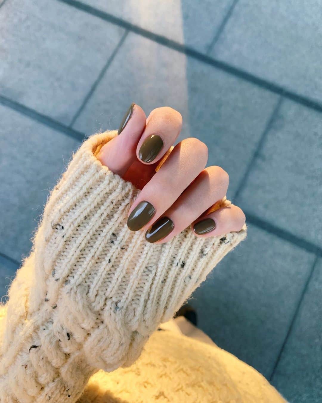 Shiho Sasakiのインスタグラム：「new nail💅 こっくりしたbrownに少しだけkhakiを混ぜてもらったよ🌲 この絶妙な色味がたまらん💙 #pixelで撮影#team_pixel#baroque_pixel #nail」