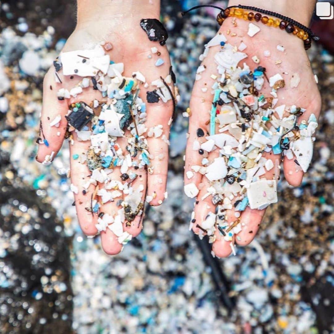 のインスタグラム：「#Bill40 is a Honolulu City & County (Oʻahu) measure to phase out a wide-range of single-use plastics commonly used in food service (plastic straws, utensils, foam, etc.), over a two year period. While it’s convenient to have utensils and such when we can’t access our kitchen at home, the amount of extra garbage created by all of us using single use plastics over the course of a year, decade or lifetime is astounding and not something we can’t live without. Traveling across this world and to very remote locations, I’m always blown away at the amount of garbage either in the rivers in Florida, on the beaches of Hawaii, or on an atoll in the middle of the Pacific. At some point soon we need to decide en masse to start undoing this insanely huge mess we have created on earth, and bills like this are small steps in the right direction to help us all change our actions. Please support and call your local representative to voice your thoughts on this being passed in Hawaii. Here’s to hoping the next generations of kids learn from our mistakes and epiphanies and take the reigns in better directions as the future unfolds. And if you’re not in Hawaii, think about starting a movement to have this implemented in your hometown and keep @kokuahawaiifoundation, @surfrider, and @sustainablecoastlineshawaii informed on your progress!」