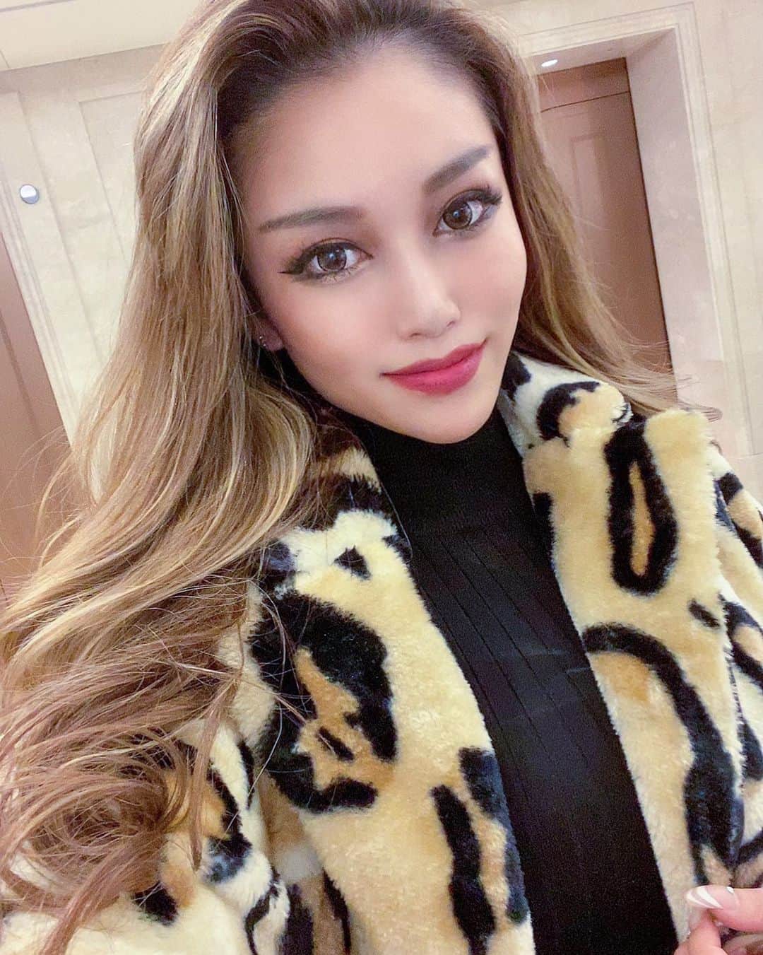 のインスタグラム：「#leopard#coat#longhair#selfie#ootd#fashionnova#nars#makeup#furcoat#blogger#bloggerstyle#bloggerlife#レオパード#ファーコート#オトナ女子」